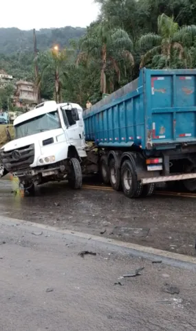 A carreta de transporte de carga ficou atravessada na via