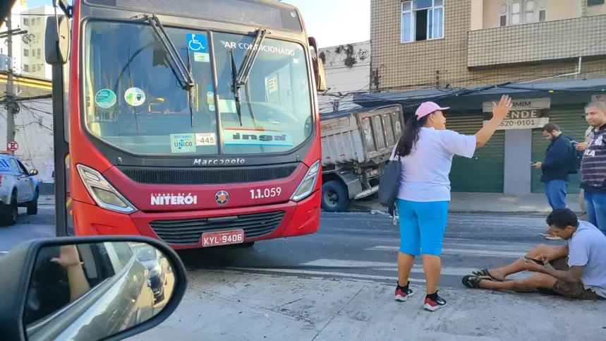 Imagem ilustrativa da imagem Acidente fecha a Alameda São Boa Ventura, em Niterói