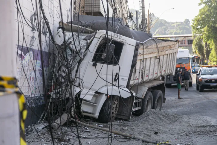 Caminhão colidiu no muro