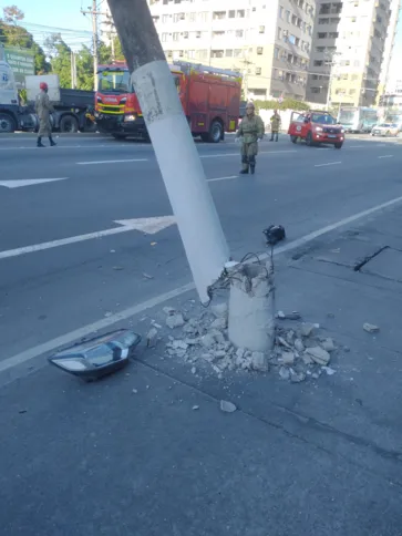 Um segundo poste também foi danificado