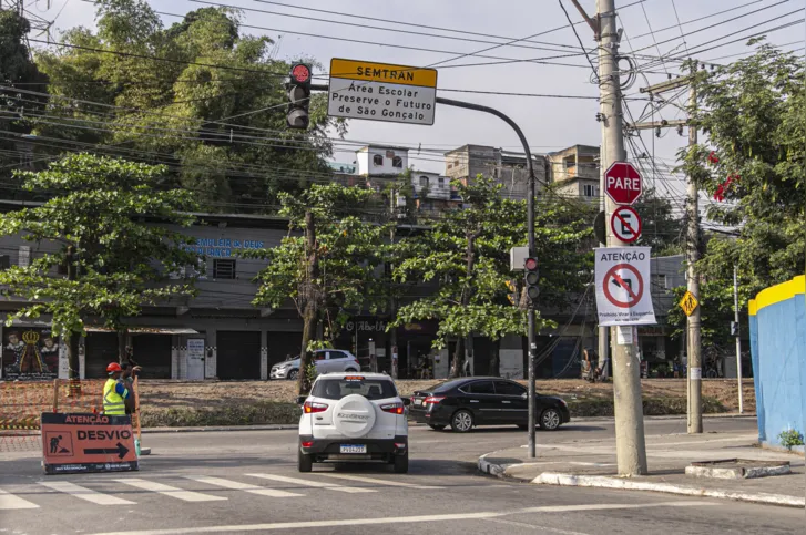 Nestes primeiros dias, está havendo a interdição de uma faixa da parte de baixo da Rua Doutor Alberto Torres