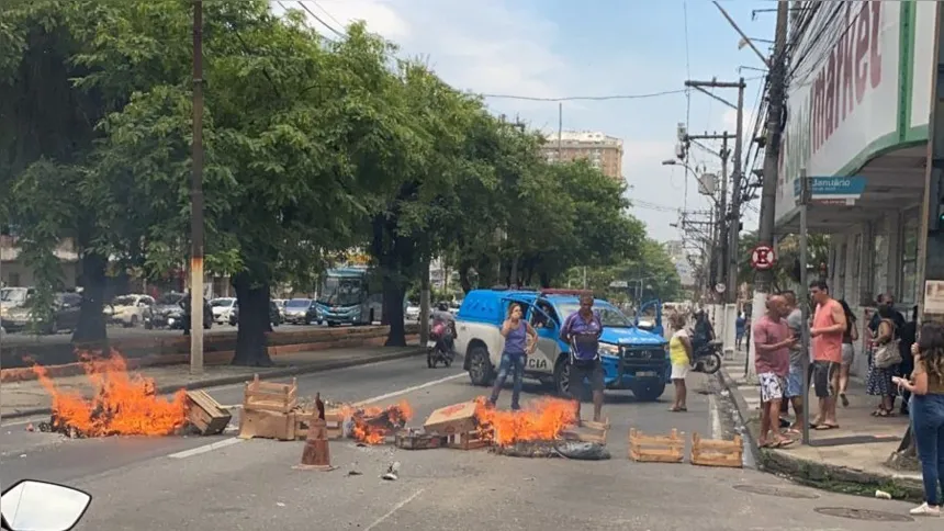 Agentes da NitTrans, da Polícia Militar e dos bombeiros estiveram no local