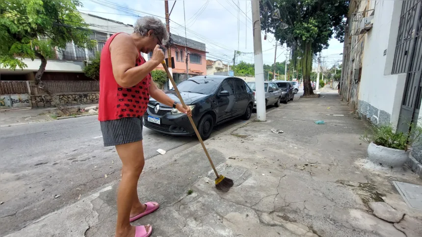 Moradores fazem o traballho de varrição