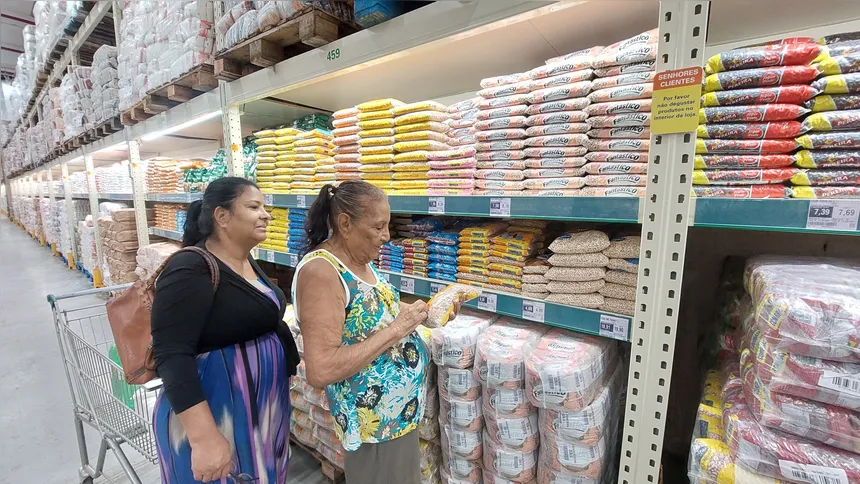 Mãe e filha visitam diversos mercados a procura do melhor preço