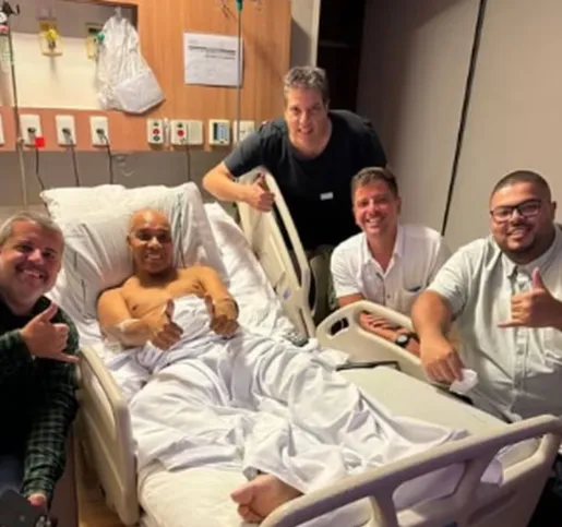 Anderson Leonardo recebeu a visita de amigos no hospital