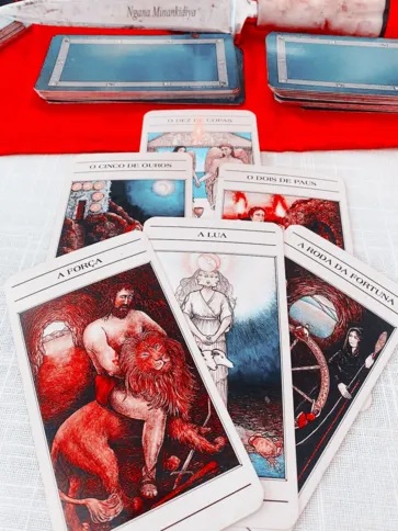 Tiragem de cartas para o ano de 2024 que apontam os arcanos: lua, força e roda da fortuna como regentes
