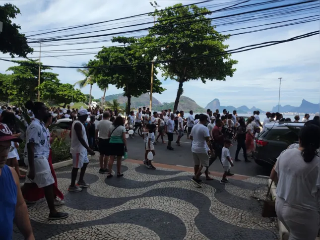 Com camisa e bexigas brancas os manifestates pedem paz