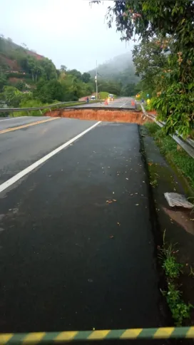 A pista está totalmente fechada nos dois sentidos