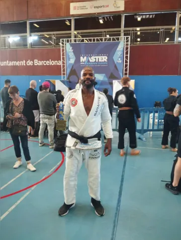 . O jiujiteiro André Pantera, de 45 anos, morador do Colubandê, conquistou a medalha de bronze no Campeonato Europeu de Master da IBJJF