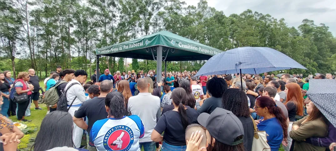 Uma multidão de familiares, amigos, atletas e colegas de esporte da jovem estiveram presentes no local