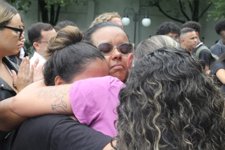 Irmã e prima de Mayara Hipólito após o sepultamento da jovem atleta