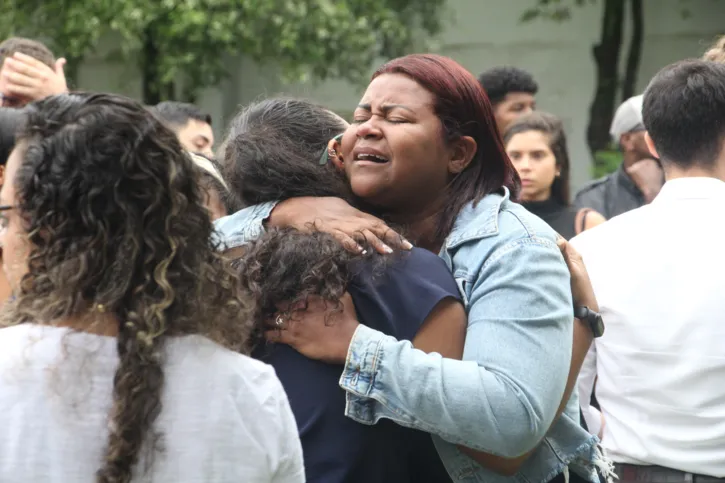 Familiares e amigos prestaram as últimas homenagens à Mayara Hipólito