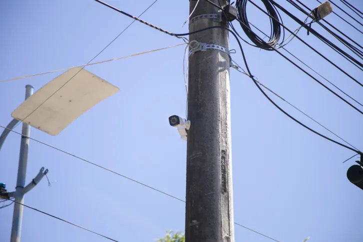 São quase dez câmeras instaladas em pontos estratégicos como a fachada da delegacia e postes