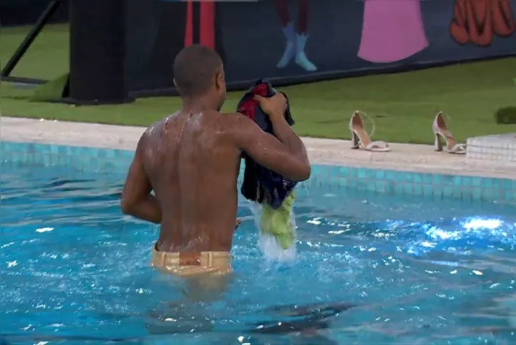 Davi entrou na piscina para recuperar roupas