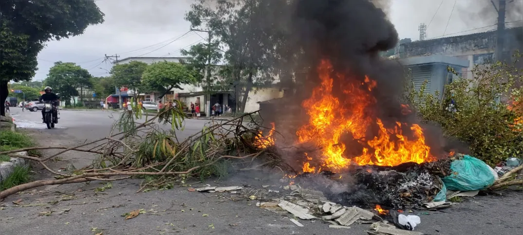 Moradores atearam fogo em objetos para chamar a atenção da Enel