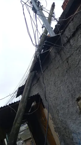 Poste tombou em cima de uma casa