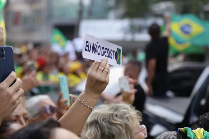 Placas de "Eu não desisto" foram levantadas pelo público presente