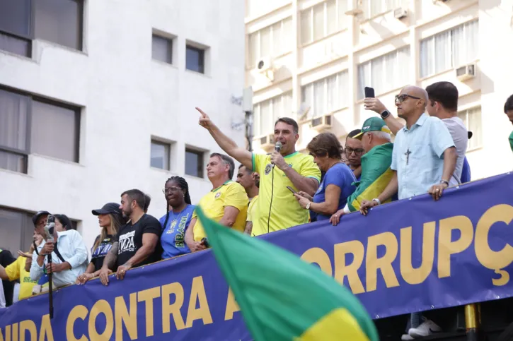 O senador Flavio Bolsonaro, filho do ex-presidente, também discursou na Praia de Icaraí