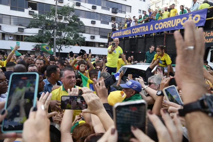 Bolsonaro chegou em Icaraí e foi recebido pelo público presente