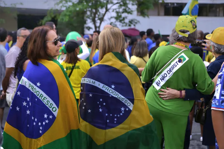 O público presente levou bandeiras e faixas para o ato político de Bolsonaro em Icaraí