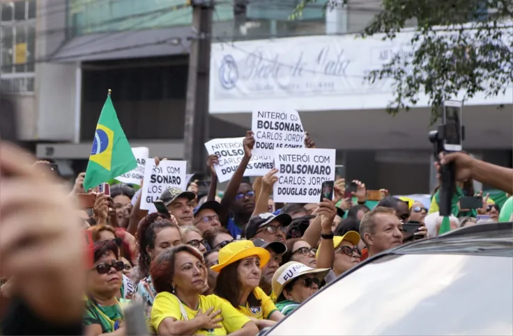 Muitas placas de manifestação foram levantadas pelo público em apoio ao ex-presidente