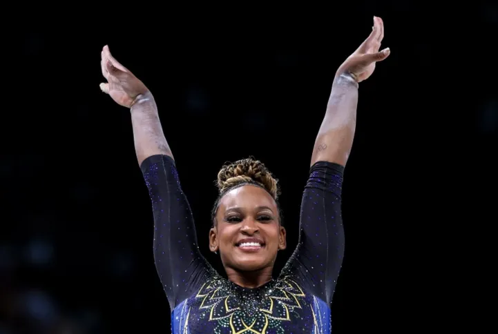 Medalhista, Rebeca Andrade ainda disputa pódio na individual