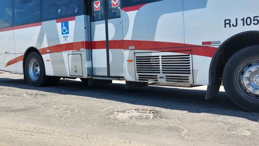 Buracos atrapalham a locomoção dos passageiros