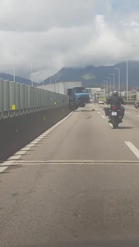 Imagem ilustrativa da imagem Caminhão bate na ponte e fica atravessado na pista; vídeo