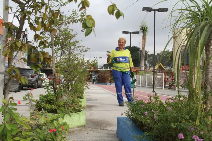 Todo o processo de jardinagem das praças gonçalenses é feito pela Subsecretaria de Parques e Jardins