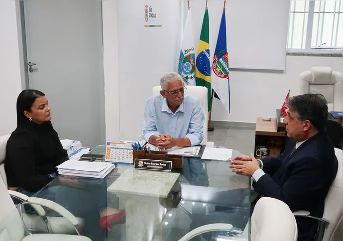 Prefeito recebeu pró-reitor da Universo e secretária de Saúde para conversar cobre parceria