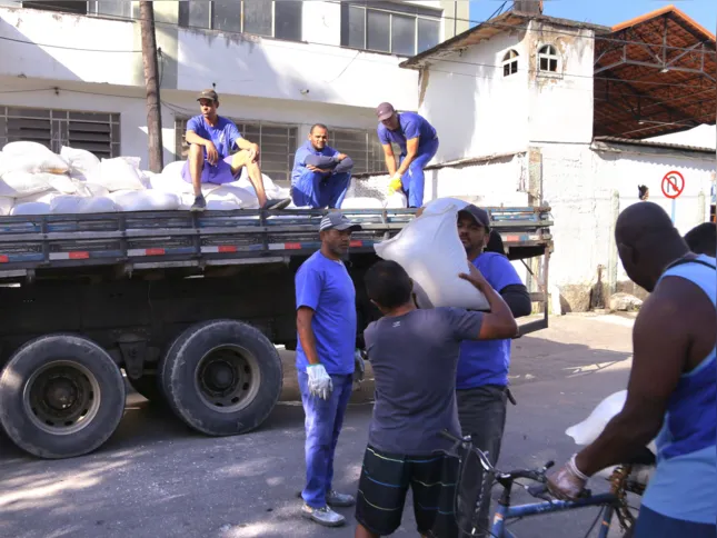 Os voluntários chegaram cedo para a preparação dos tapetes de sal