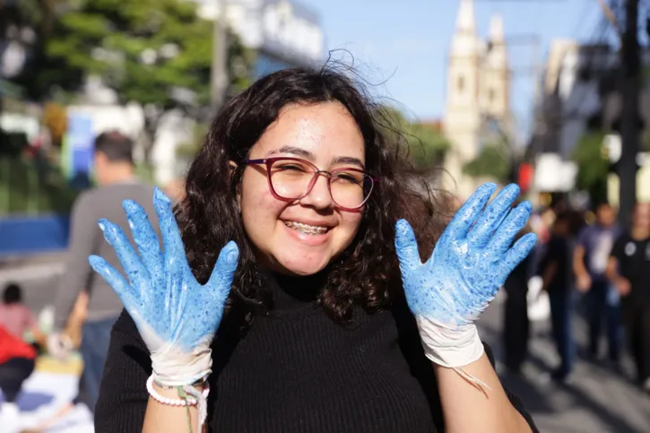 Maria Eduarda Braga, de 14 anos, está entre os voluntários da Paróquia São José