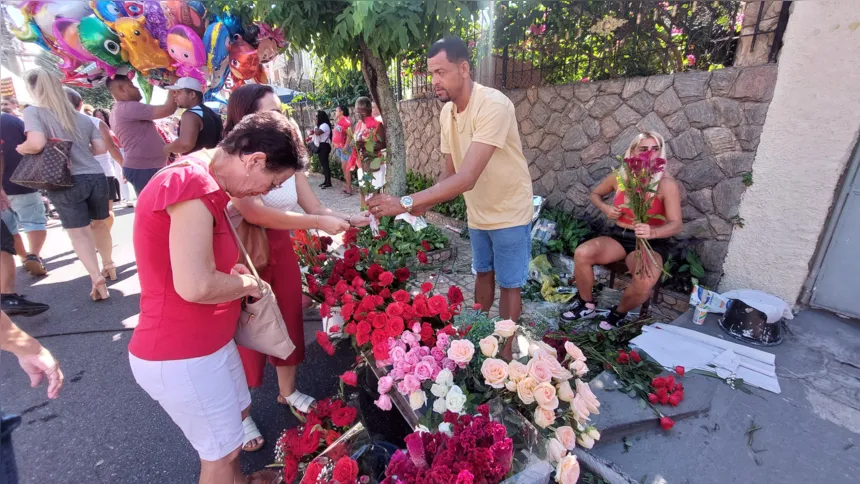 Comerciantes em Niterói vendem rosas, comida e artigos religiosos nas proximidades da capela no Centro