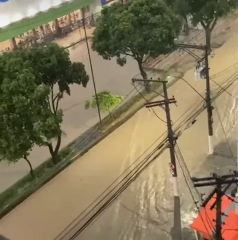 Canal que corta a Alameda São Boaventura transbordou