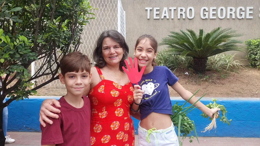 Valdinéia ao lado dos netos, Izabel e Miguel