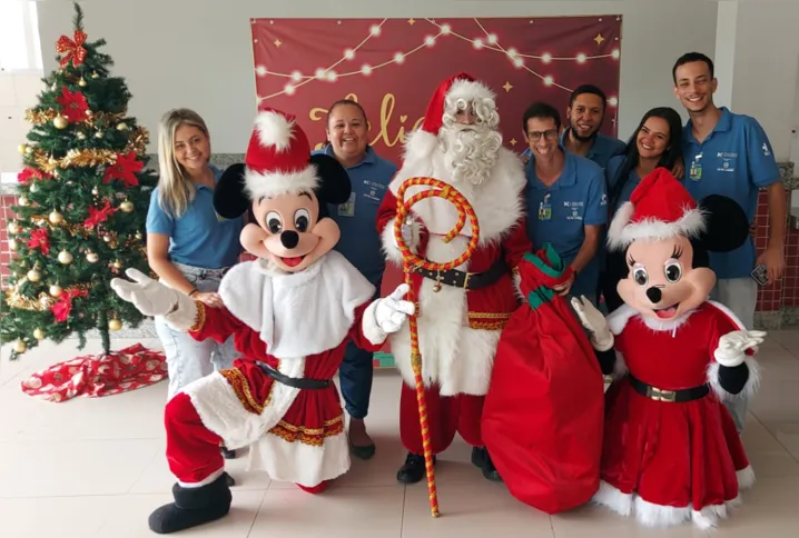 O Bom Velhinho também fez a alegria da criançada internada na unidade.