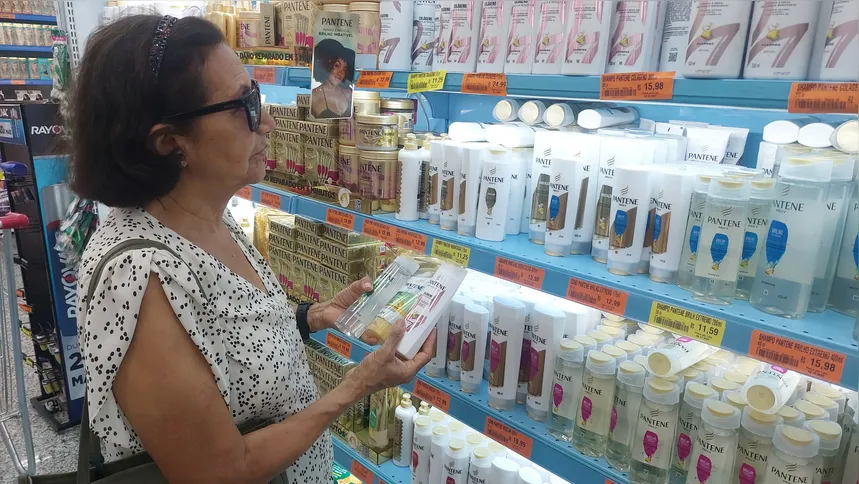 Maria do Socorro aproveitou as compras para passar no setor de beleza do supermercado