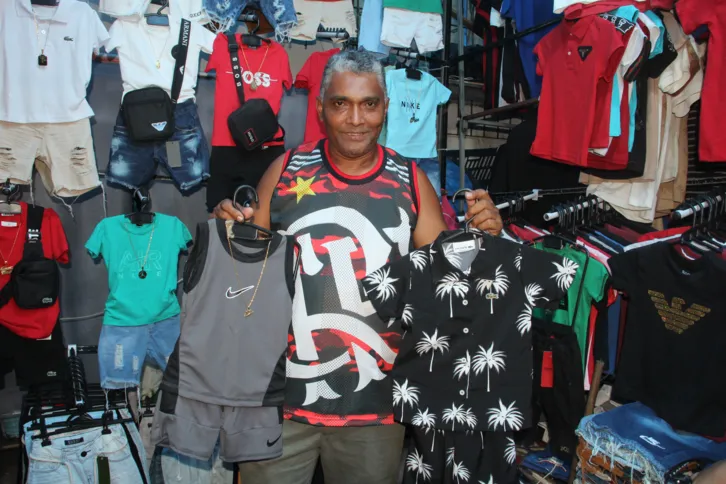 Além de camisetas, bermudas e bonés, a loja também vende cordões infantis, por R$ 35 reais