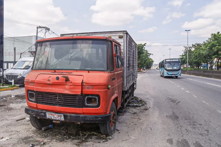 Veículos abandonados preocupam condutores