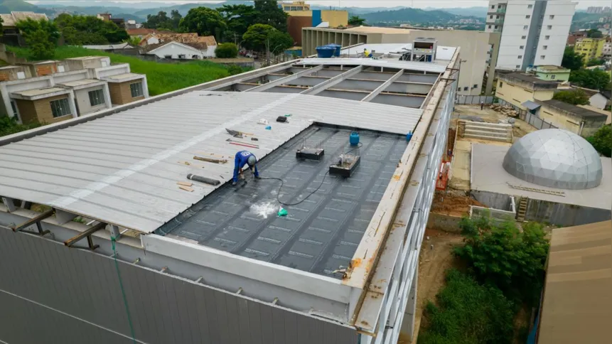 O Museu de Ciência e Tecnologia, baseado em um projeto arquitetônico vencedor de um concurso promovido pela Faculdade de Arquitetura da Universidade Federal Fluminense (UFF)