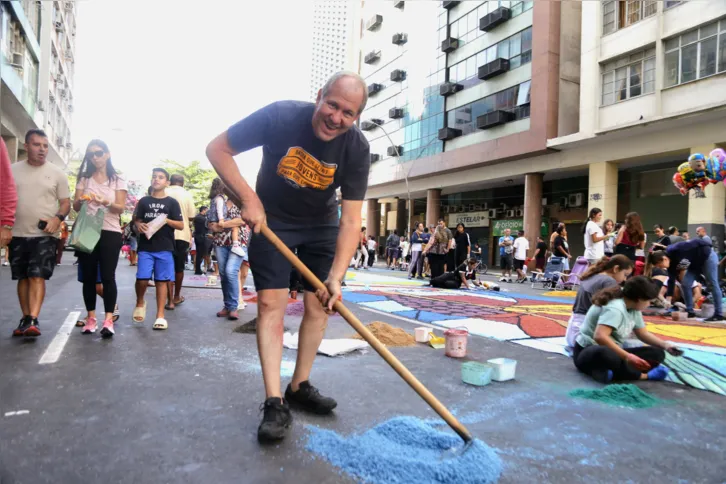 Marcelo Grotz, de 54 anos é catequista e coordenador da confecção de tapetes da Paróquia São Judas Tadeu