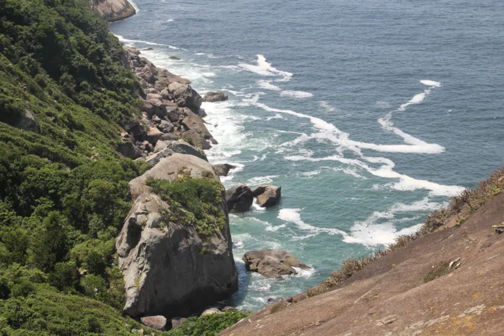 Imagem ilustrativa da imagem Costão de Itacoatiara: Beleza natural e aventura à beira mar