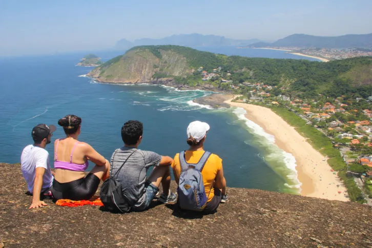 Imagem ilustrativa da imagem Costão de Itacoatiara: Beleza natural e aventura à beira mar