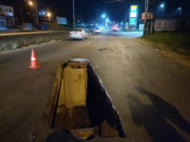 Uma cratera de aproximadamente 5 metros de comprimento se abriu na noite de segunda-feira (5)