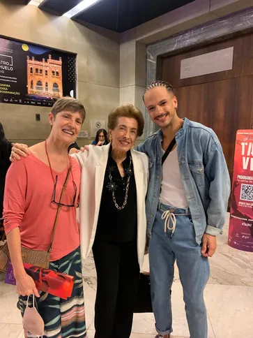 Claudia Araujo, à esquerda,  Dalal Achcar no meio e João Luís à direita. Foto tirada após o espetáculo da Cia de ballet Dalal Achcar, a qual João trabalha atualmente