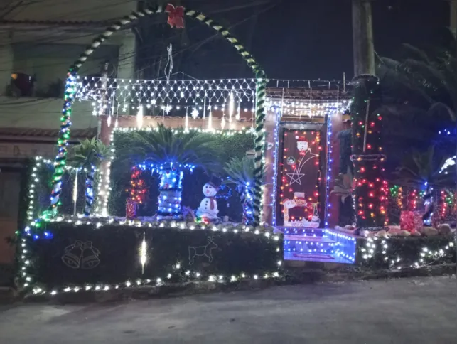 Decoração natalina da casa de Alex, que virou atração do bairro em São Gonçalo