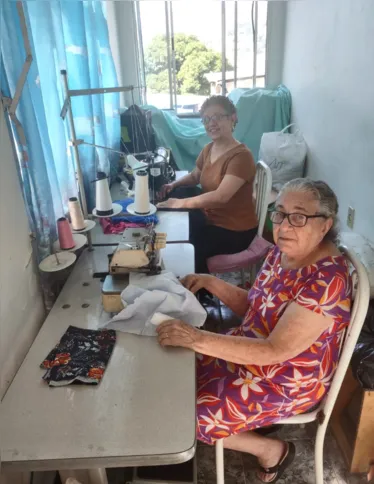 Tânia Maria e a mãe, Sebastiana, costuram juntas há muitos anos, numa herança de mãe para filha