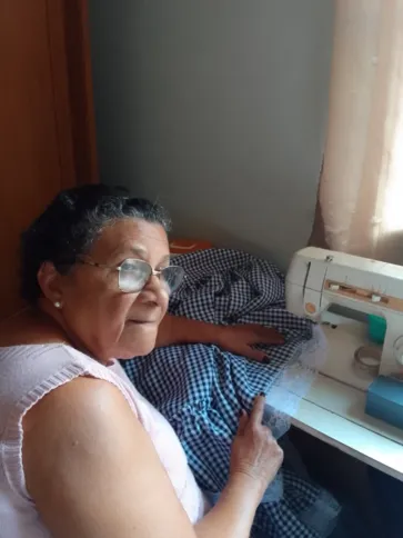 Sandra Lima Nery também aprendeu a costurar olhando a mãe trabalhar