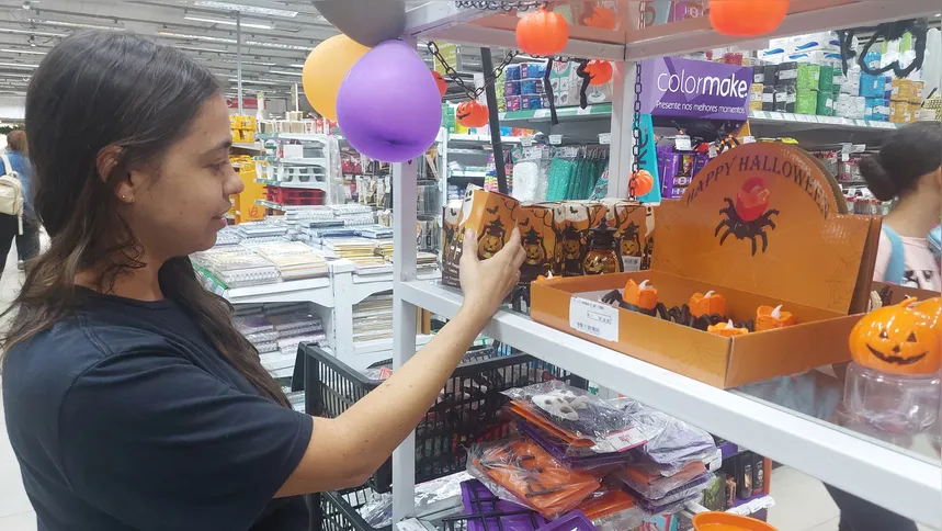 A fotógrafa Suzana Testa acabou se encantando pelos artigos de Halloween e não resistiu à tanta variedade