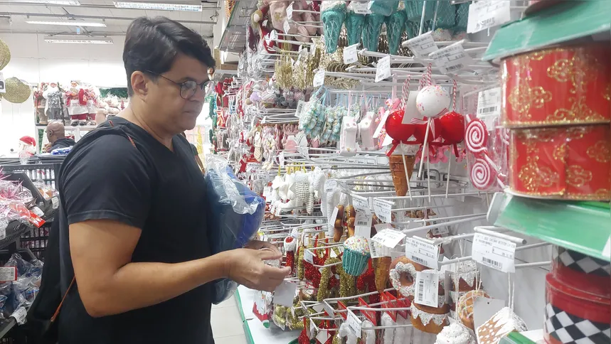 Wagner Araújo foi às compras em busca de itens natalinos